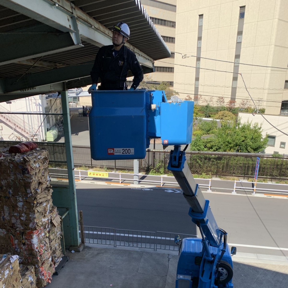 高所作業車工事もお任せください！引込線移設工事工場にて重機入替に伴い引込線移設することになりました。既設の架空引込高さではパネルが当たってしまう可能性があるそう。邪魔にならない位置にて新規配線します。終日秋晴れのよい天気、絶好の高所作業日和でした（笑）今回は切替できないので日を改めてお邪魔します。#引込線 #引込線移設 #架空引込 #配線工事 #東京電力 #高所作業車 #cvt #秋晴れ #電気工事 #リフォーム工事 #防犯設備 #リニューアル #有限会社小沢電機商会 #オザワデンキ #品川区大崎