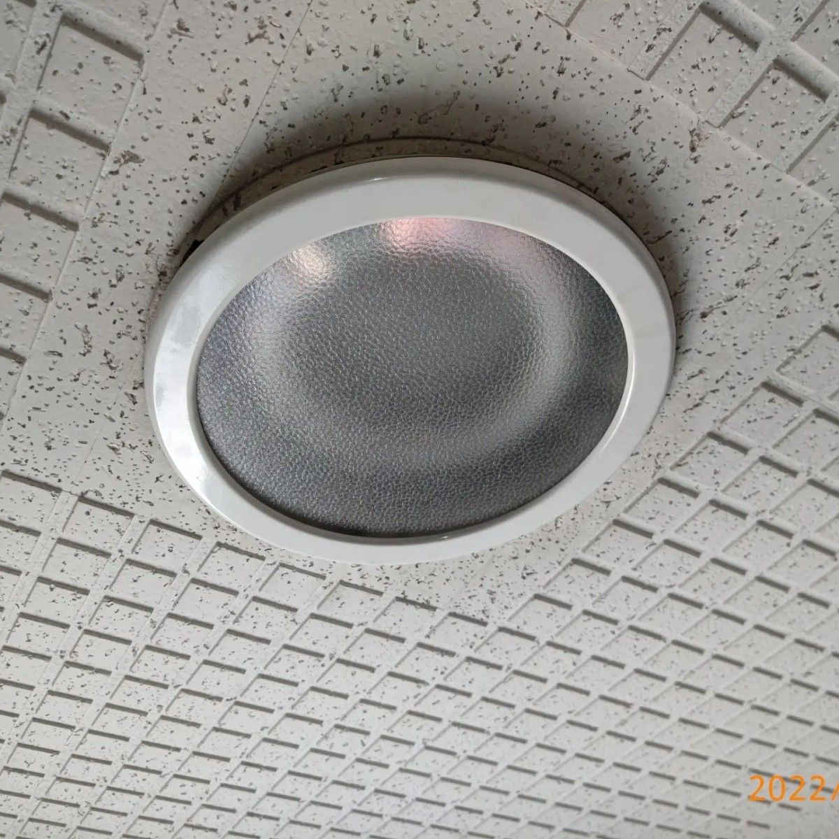 埋込型を露出へ。非常灯器具更新工事。みなさまお疲れ様です、オザワデンキです。️オフィスビル・共用部の非常灯器具を交換しました。丸い埋込型はもう無いので露出に変更です。FCL30W形なので東芝製品にて。今回もすぐ製品確保できて助かりました～。ありがとうございました。#非常灯 #照明器具 #照明改修 #経年劣化 #LED #LED化 #東芝 #リニューアル #オフィスビル #共用部 #電気工事 #リフォーム工事 #防犯設備 #安心 #安全第一 #オザワデンキ #有限会社小沢電機商会 #品川区大崎
